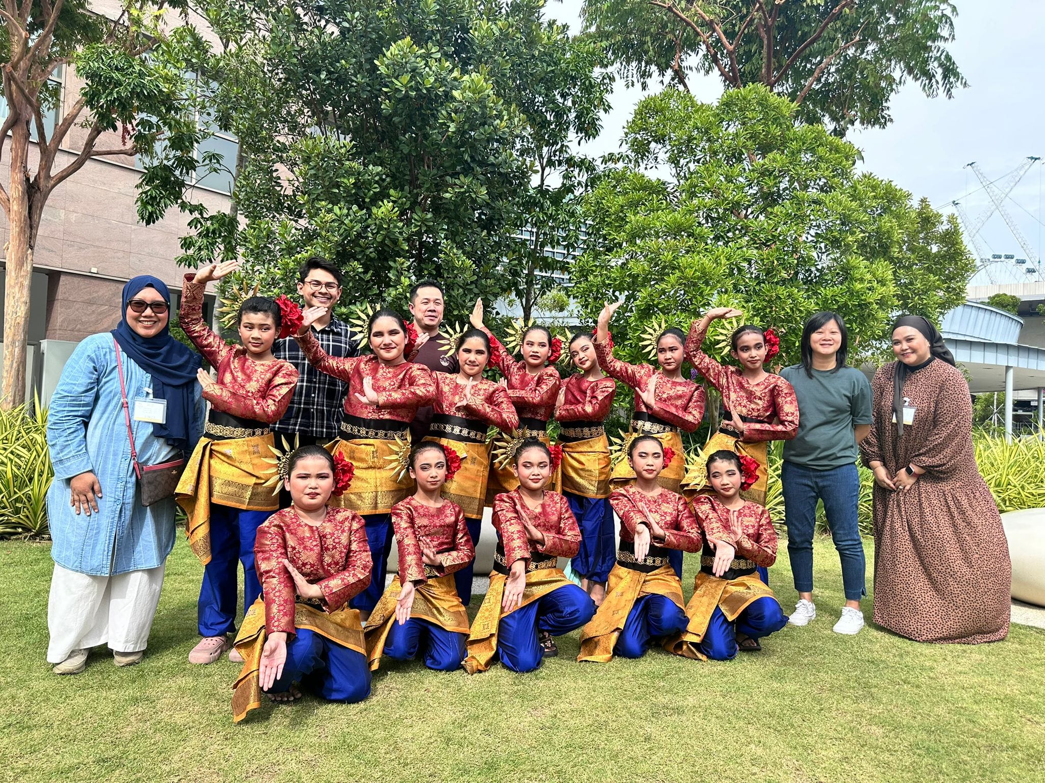 The Malay dance group posing for a group photo with the Principal and teachers-in-charge